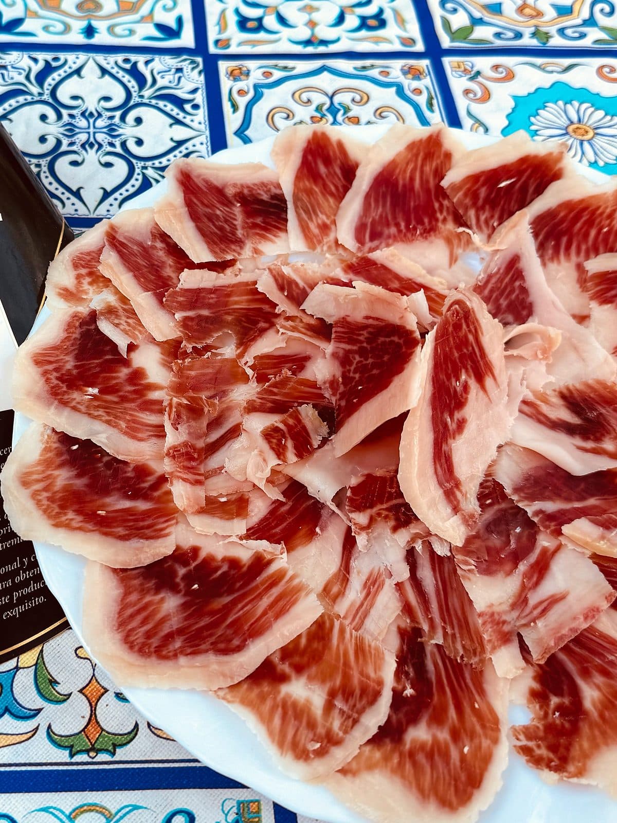 Plato de paleta ibérica loncheada con su etiqueta Castanoble