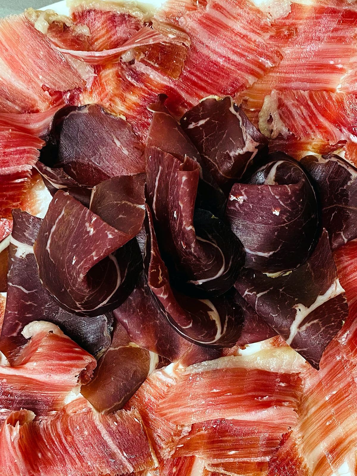 Plato de cecina de vaca y jamón ibérico loncheados
